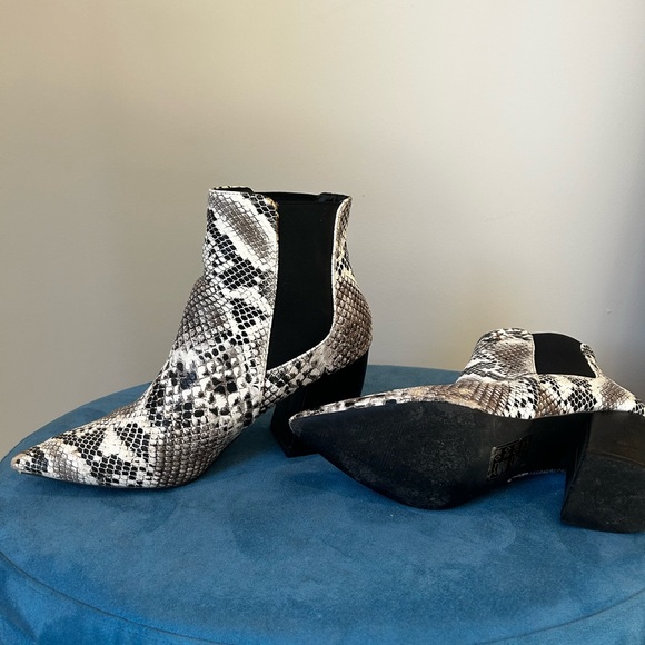 Women’s Snake Skin Booties Size 9 - Picture 4 of 4